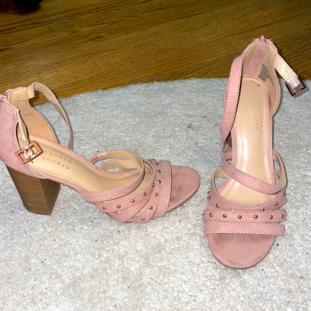 Light pink women heels size 8. only worn once with no issues. Like new.